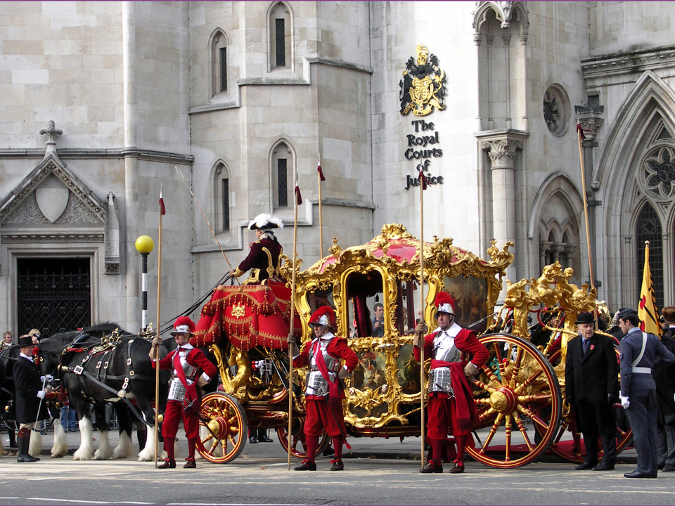 Pikemen guard the gilded coach while the Lord Mayor pledges allegiance to the Queen.