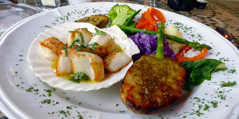 seared Digby scallops with garlic and tarragon and seasonal vegetables, Garrison Grill Restaurant, Annapolis Royal, Nova Scotia