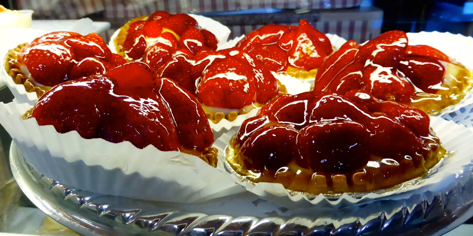 strawberry tarts, Boulangerie Bouchard, L'Isle aux Coudres, Charlevoix, Quebec, Canada