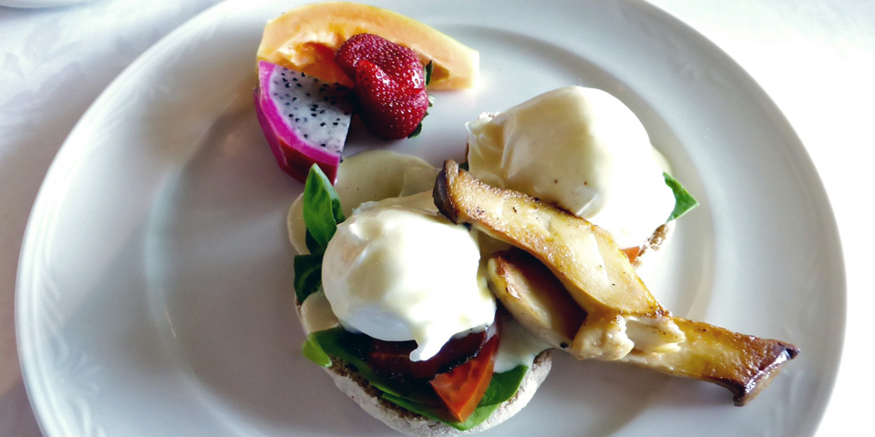 Eggs Benedict, Ripplecove Lakefront Hotel, Ayer's Cliff, in the Eastern Townships, Québec, Canada