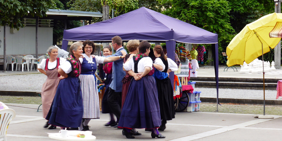 Traditional dancers at the farmers’ market in Meiringen.