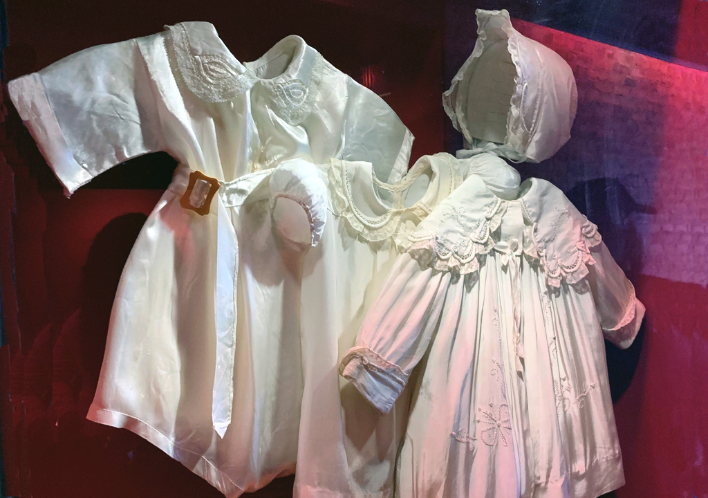 20th century christening clothing, Musée de l'Amérique francophone 